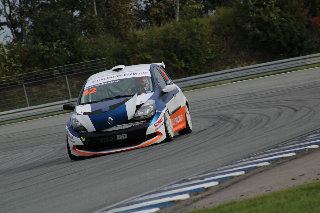 En aerodynamisk ændret Renault Clio III kan bestemt ikke anbefales – i hvert fald ikke hvis den ser ud som Rene Andreassen’s i heat 1.
(Foto: JJ Media)